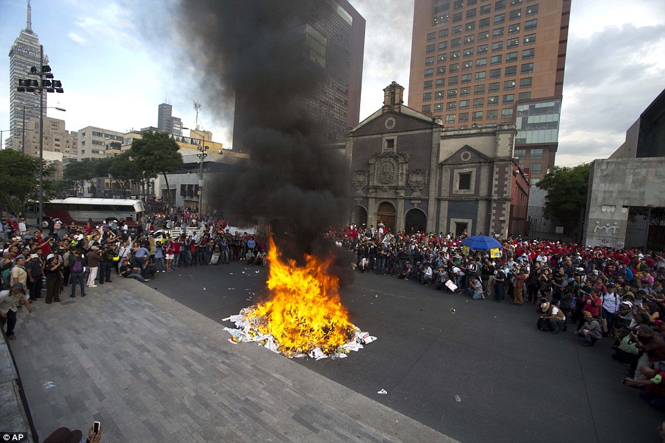 2918ecc100000578 3098775 demonstrators burn election posters after a march in mexico city a 20 1432715462611
