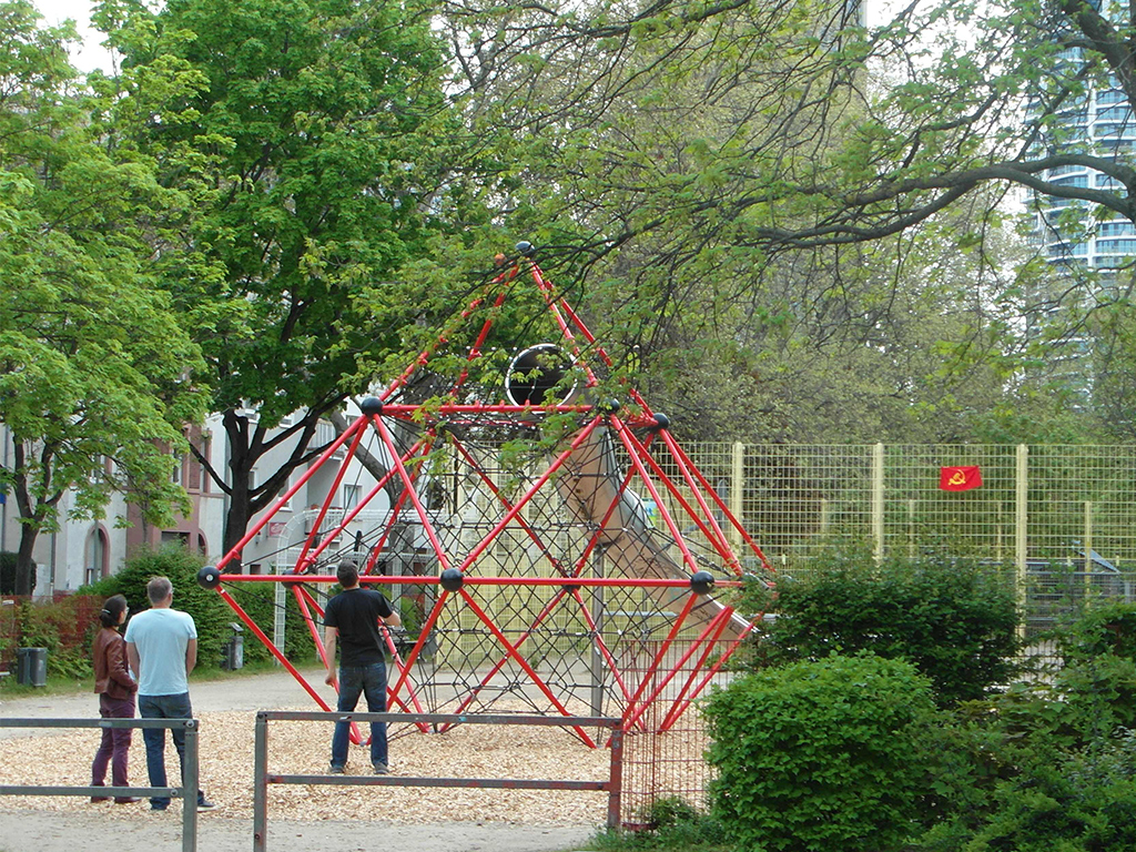 1. Mai Fahnen