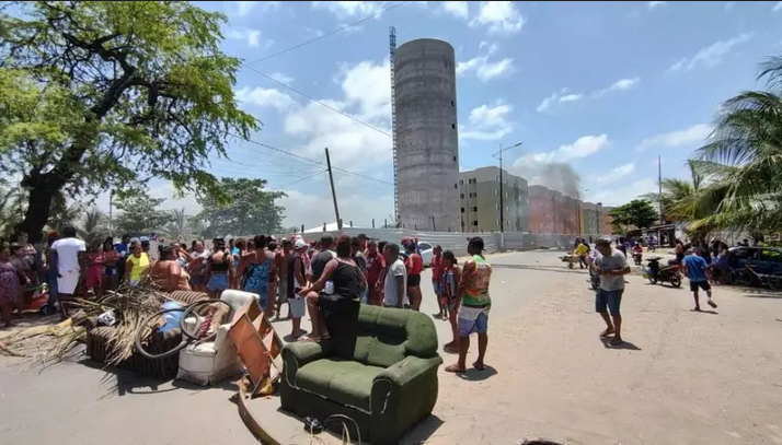 AL Povo protesta exigindo moradia enquanto candidatos tentam comprar votos 1