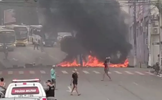 AL Povo protesta exigindo moradia enquanto candidatos tentam comprar votos 2