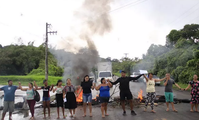 AL Povo protesta exigindo moradia enquanto candidatos tentam comprar votos 3