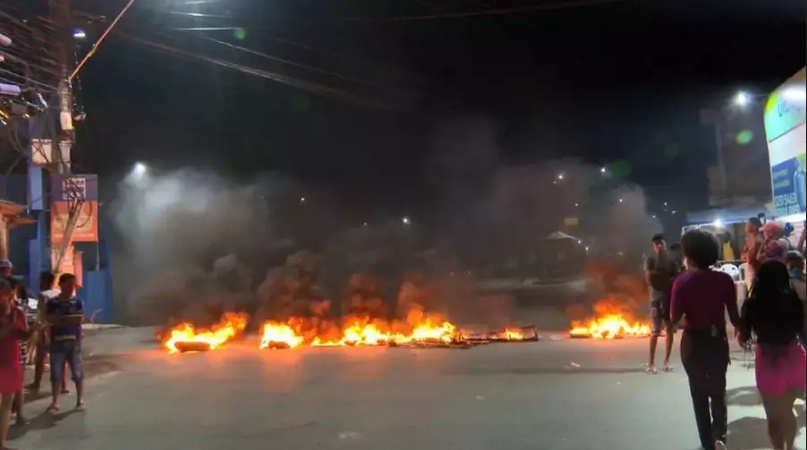 BA Moradores protestam em frente à delegacia após polícia alvejar dois adolescentes 1