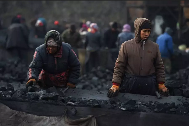 China Dez operários mortos em desabamento em mina de carvão Bild1