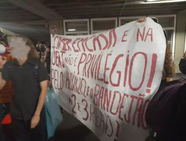 RJ Estudantes da Uerj protestam em defesa do bandejão e auxílio estudantil 2