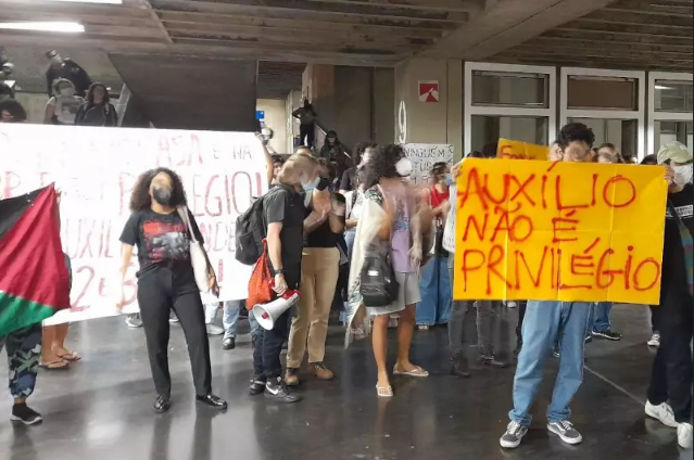 RJ Estudantes da Uerj protestam em defesa do bandejão e auxílio estudantil 3