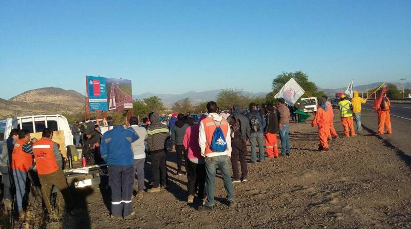 Workers protest Peldehue Airfield