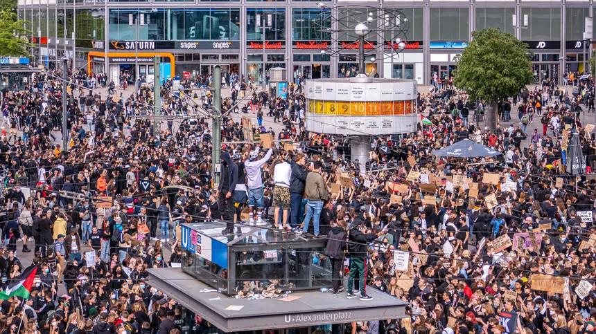 Zehntausende demonstrieren gegen Rassismus berlin1.cleaned