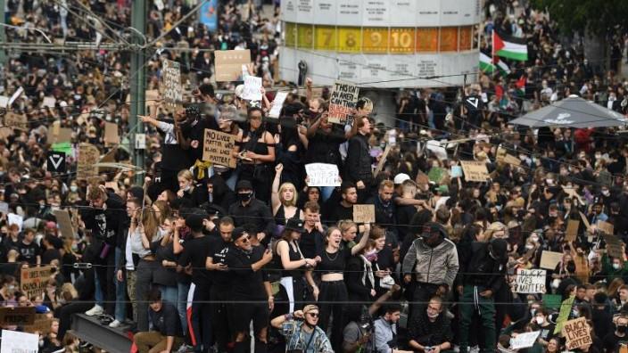 Zehntausende demonstrieren gegen Rassismusberlin.cleaned