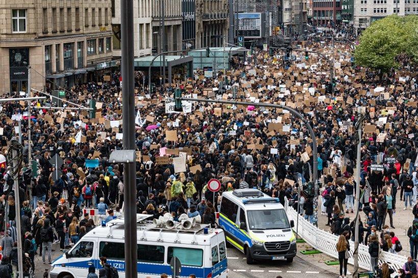 Zehntausende demonstrieren gegen Rassismushamquali.cleaned