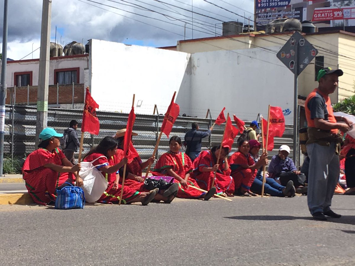 Demonstration Mexiko Sol Rojo 12