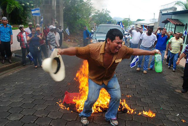 Nicaragua Brennende FSLN Fahne