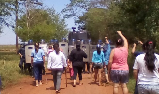 Paraguay Landbesetzung Frauen gegen Polizei