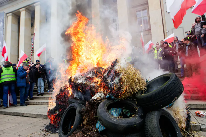 bauernprotest polen brennende reifen.cleaned